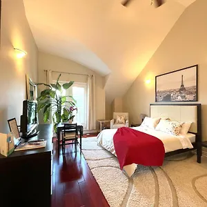 Stunning In Townhouse Across The Toronto